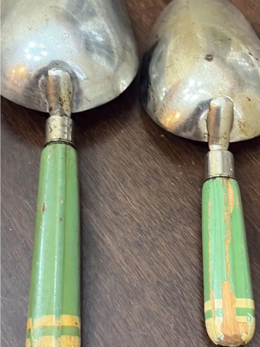 Green chippy wood scoop utensil